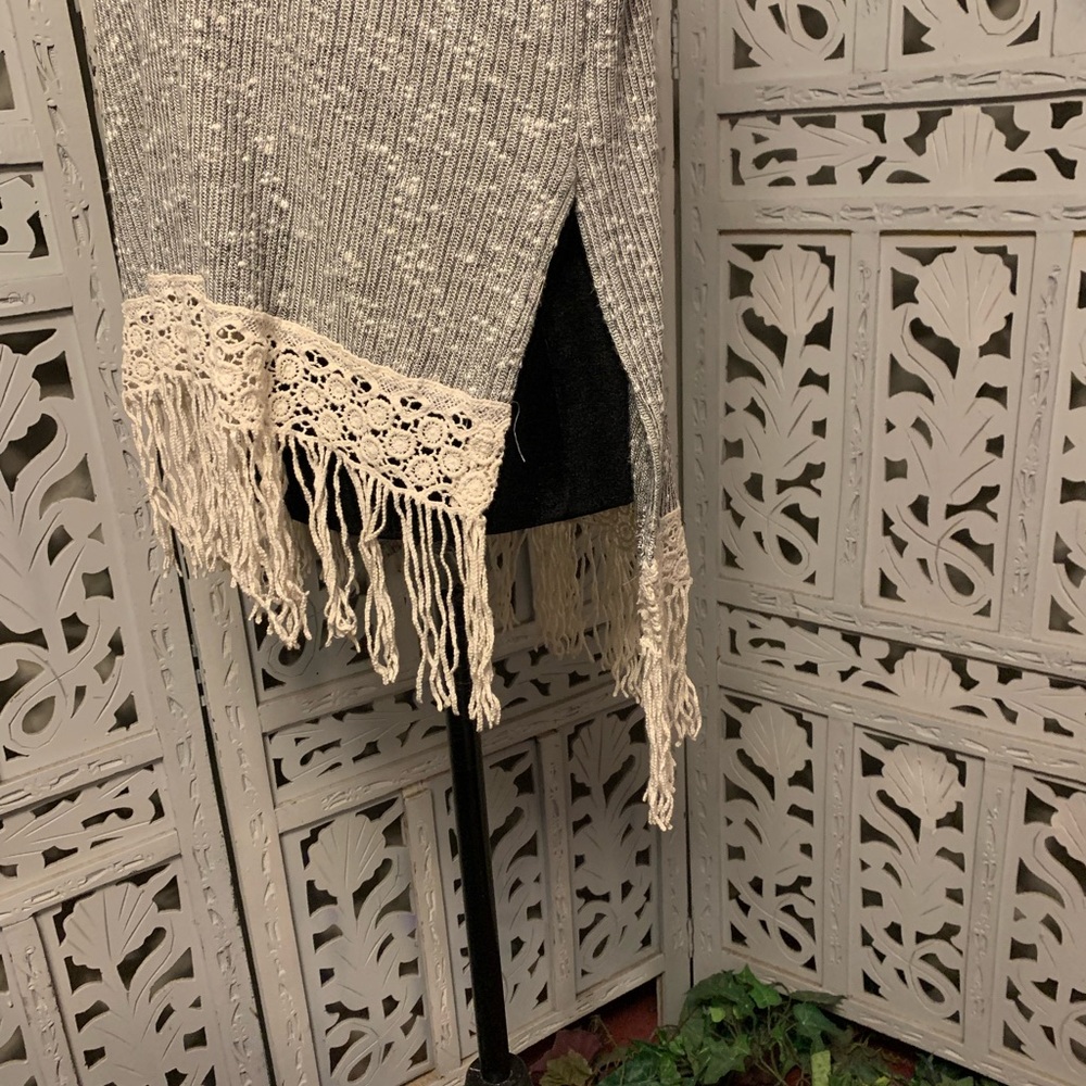 ALYA BOHO SHADES OF SILVER & OFF WHITE TEXTURED LIGHT SWEATER WITH TASSELS - Picture 5 of 10